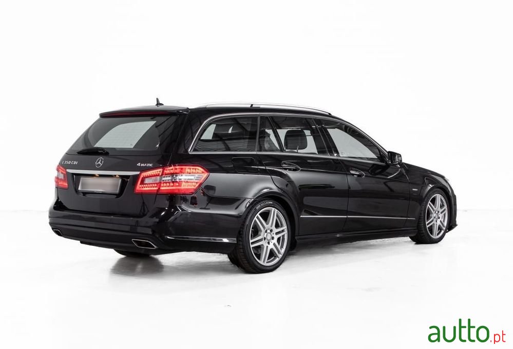 2010' Mercedes-Benz Classe E photo #3