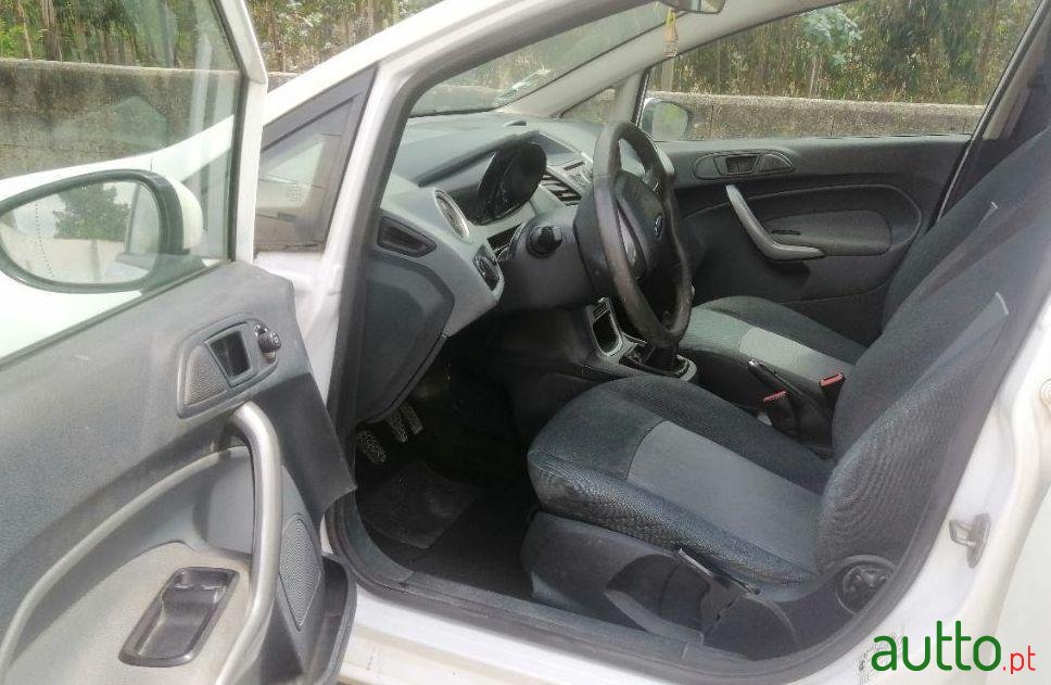 2010' Ford Fiesta photo #3