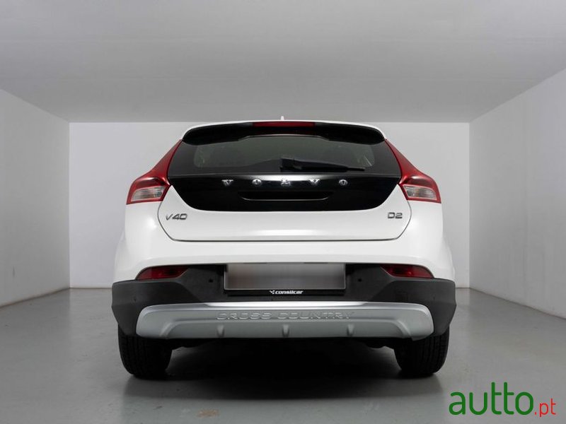 2015' Volvo V40 Cross Country photo #3
