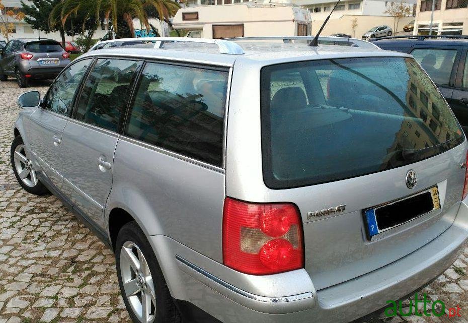 2004' Volkswagen Passat Variant photo #2