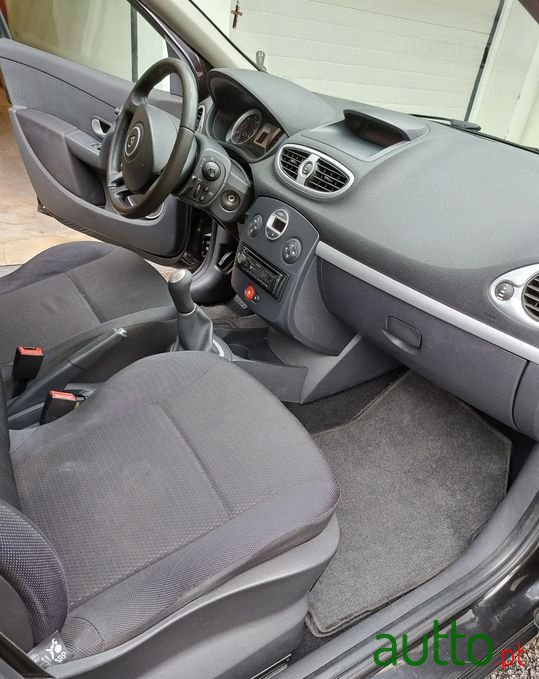 2008' Renault Clio photo #4