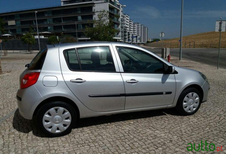 2005' Renault Clio 1.2 16V Confort photo #2