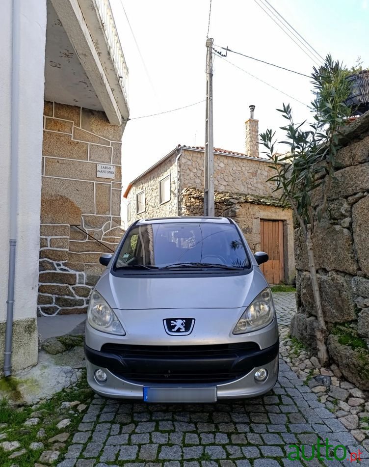 2005' Peugeot 1007 1.4 Hdi Urban photo #1