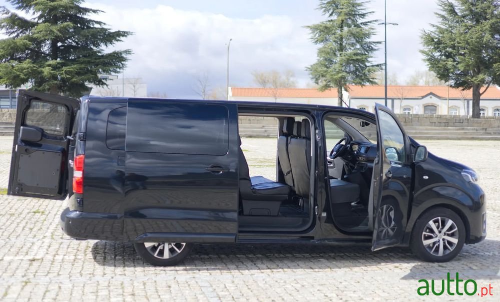 2020' Toyota ProAce Verso photo #3