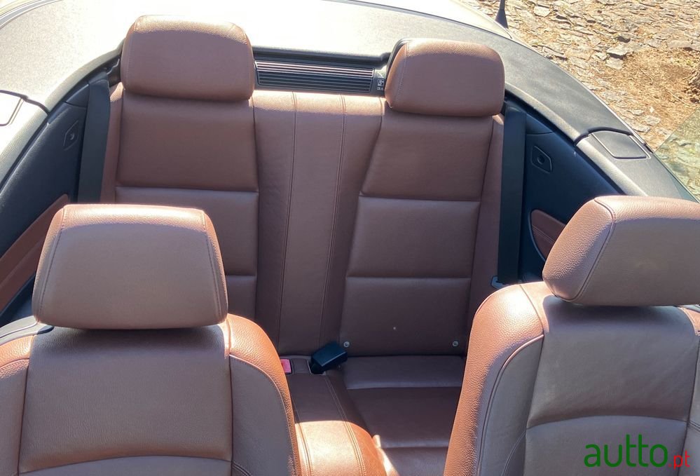 2011' BMW 118 D Cabrio photo #4