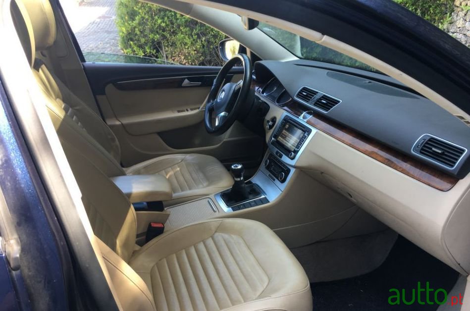 2011' Volkswagen Passat Variant photo #2