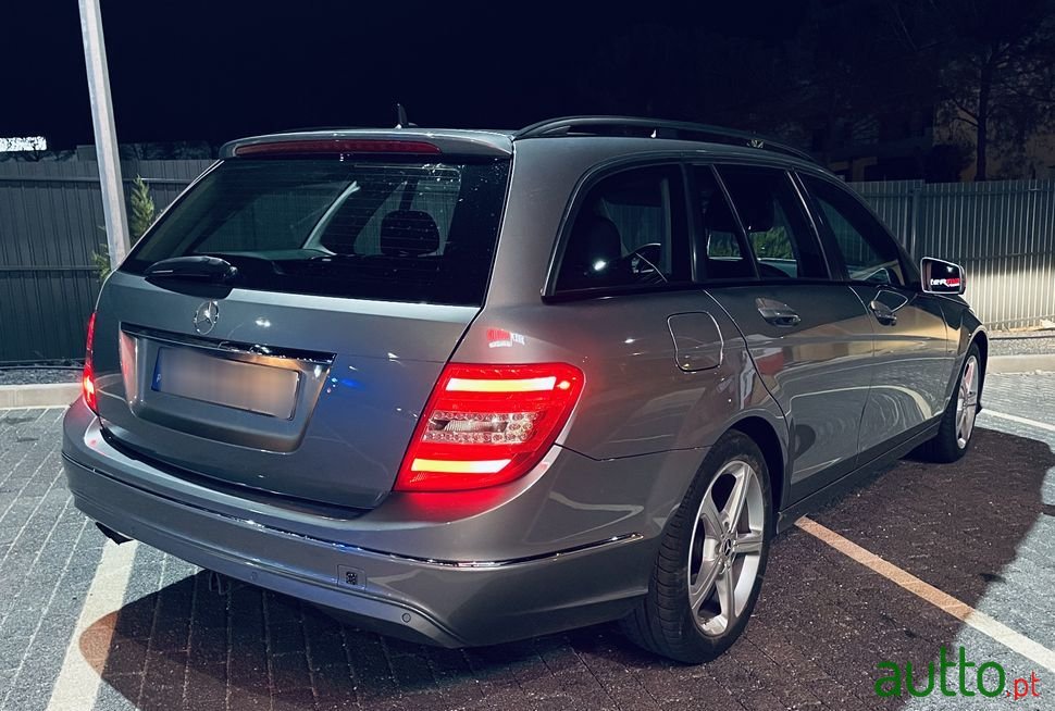 2011' Mercedes-Benz C-200 photo #2