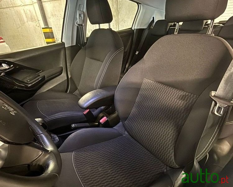2019' Peugeot 208 photo #6