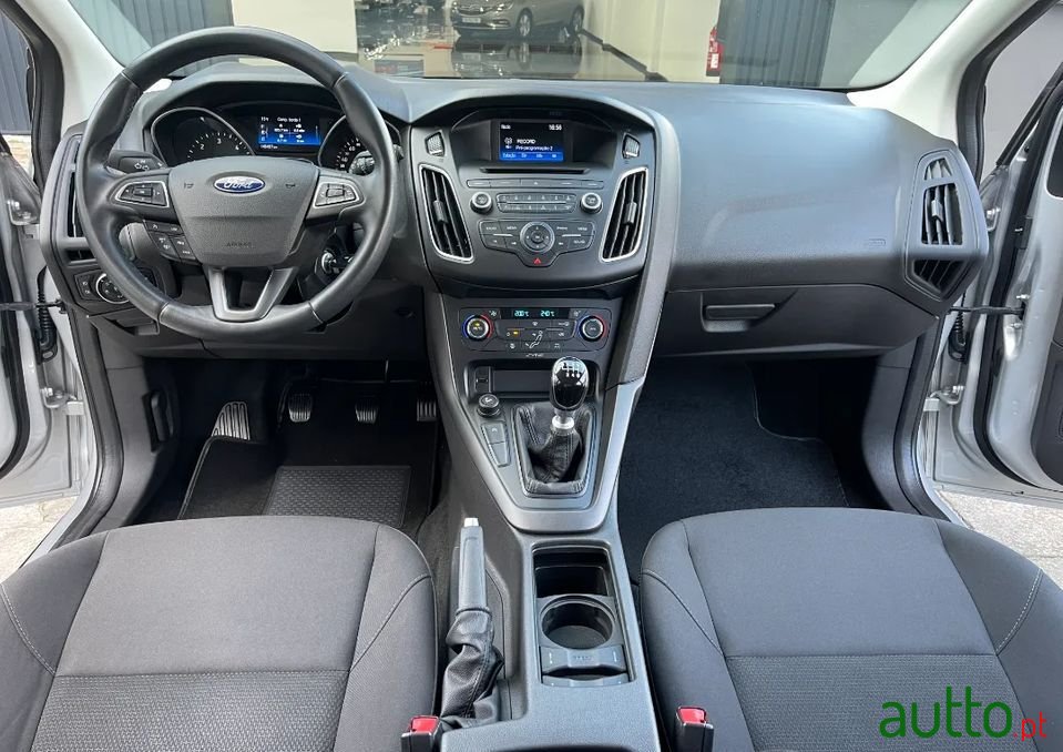 2017' Ford Focus photo #3