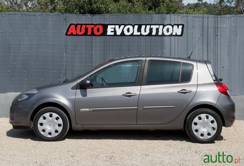 2011' Renault Clio photo #2