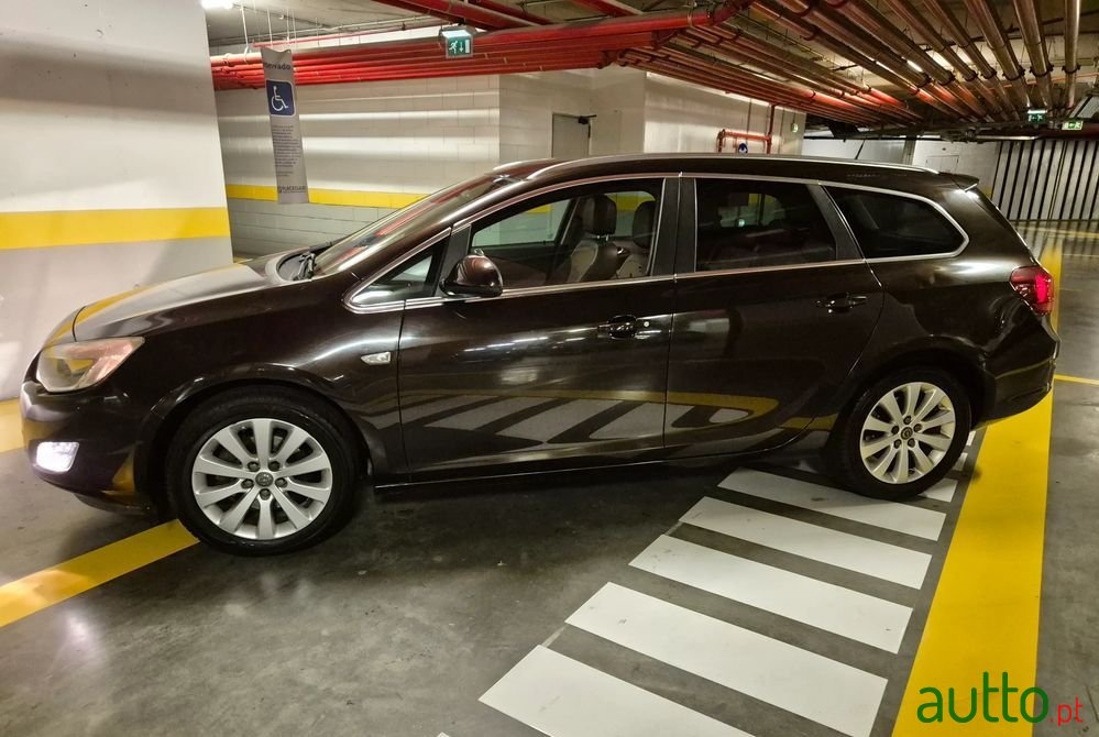 2011' Opel Astra Sports Tourer photo #2