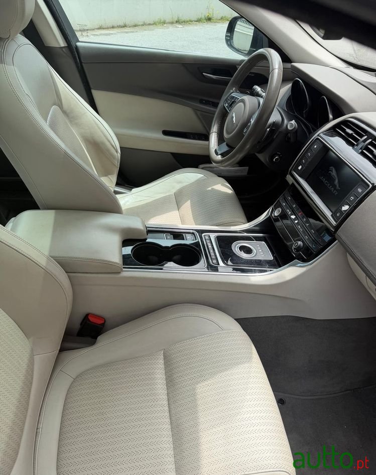 2015' Jaguar XE photo #6