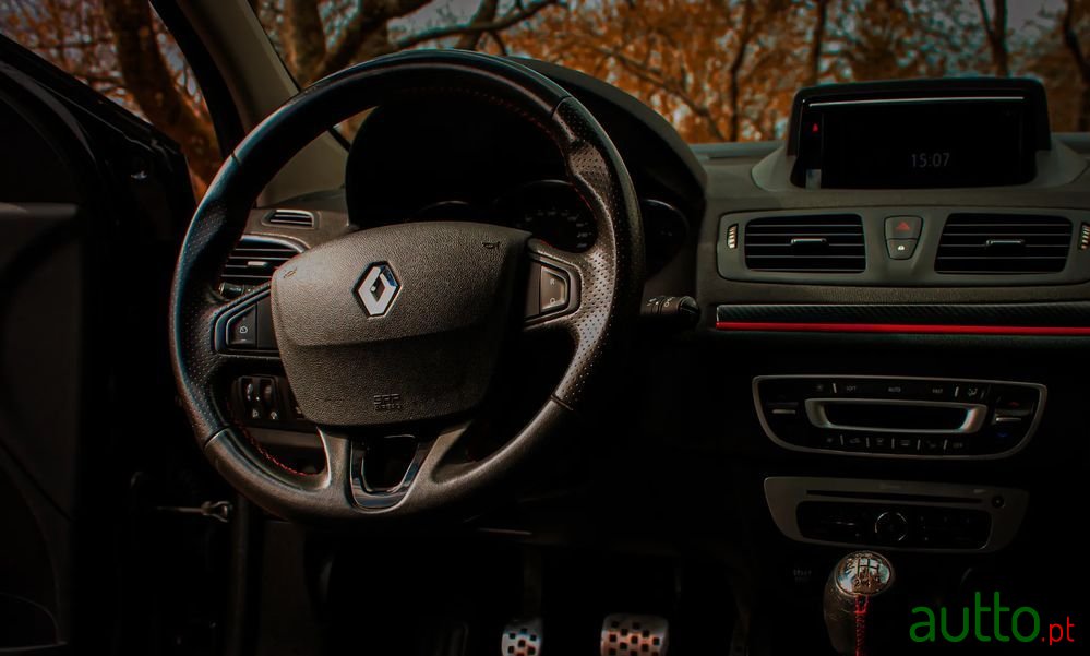 2015' Renault Megane Sport Tourer photo #6