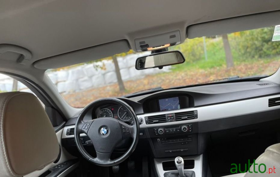 2010' BMW 318 photo #1