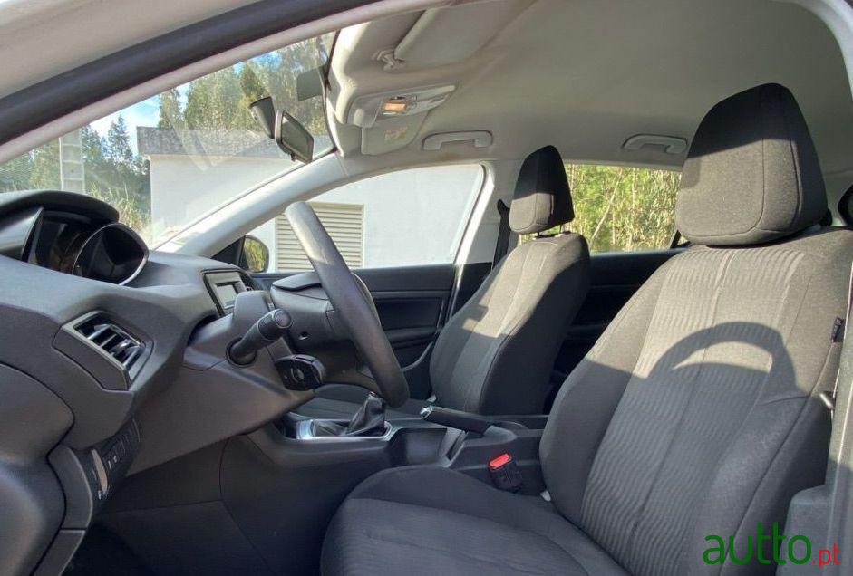 2015' Peugeot 308 photo #3