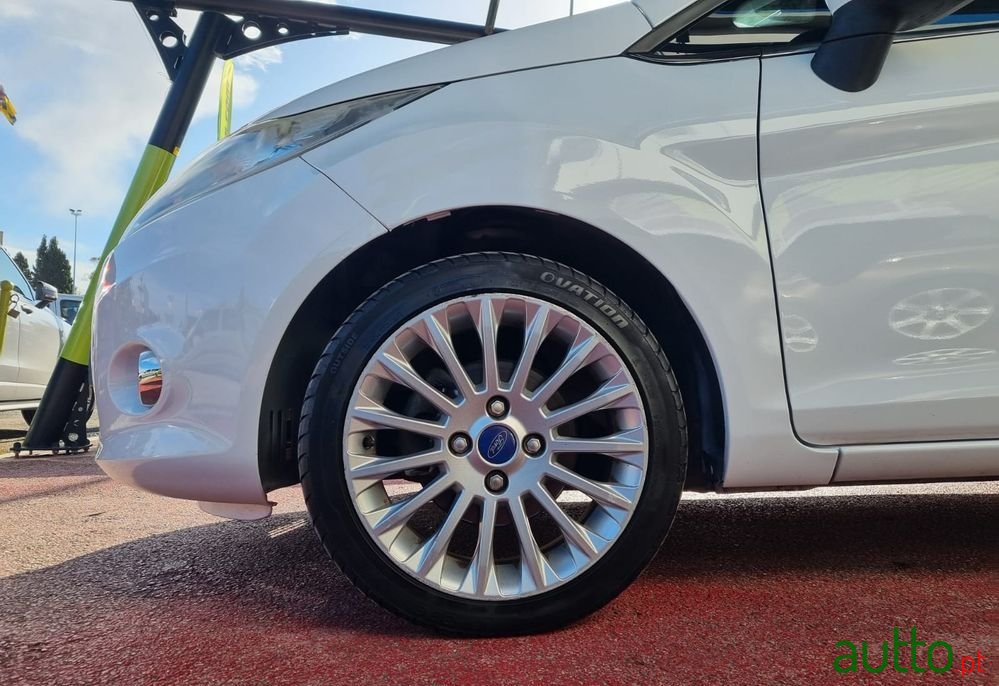 2011' Ford Fiesta 1.25 Titanium photo #2