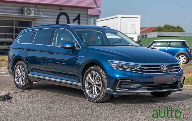 2020' Volkswagen Passat Variant photo #1