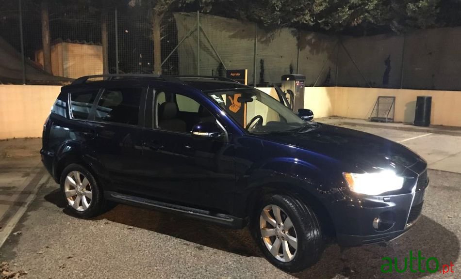 2011' Mitsubishi Outlander photo #3