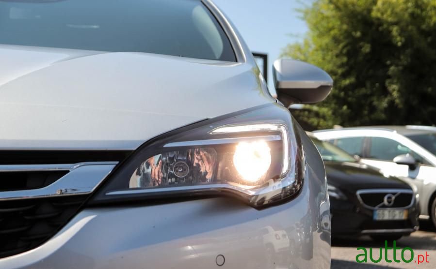 2018' Opel Astra photo #2