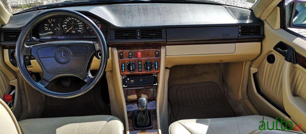 1991' Mercedes-Benz 300 photo #3