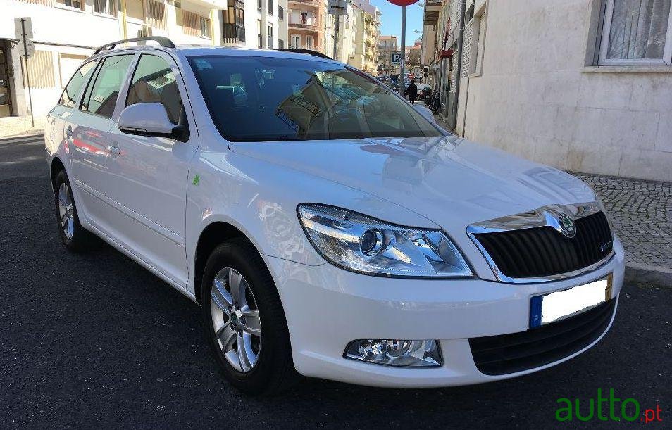 2012' Skoda Octavia Break photo #2