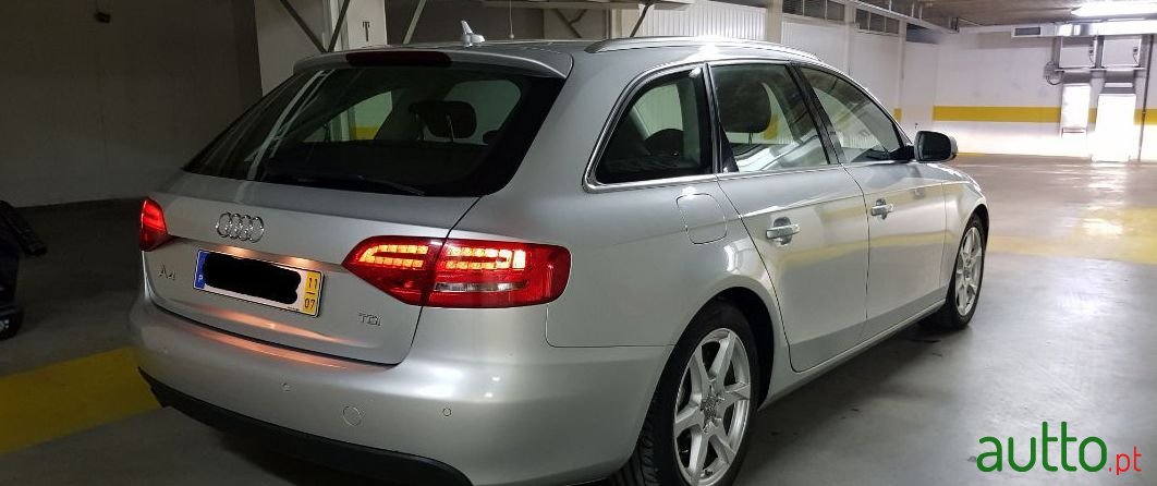 2011' Audi A4 Avant photo #4