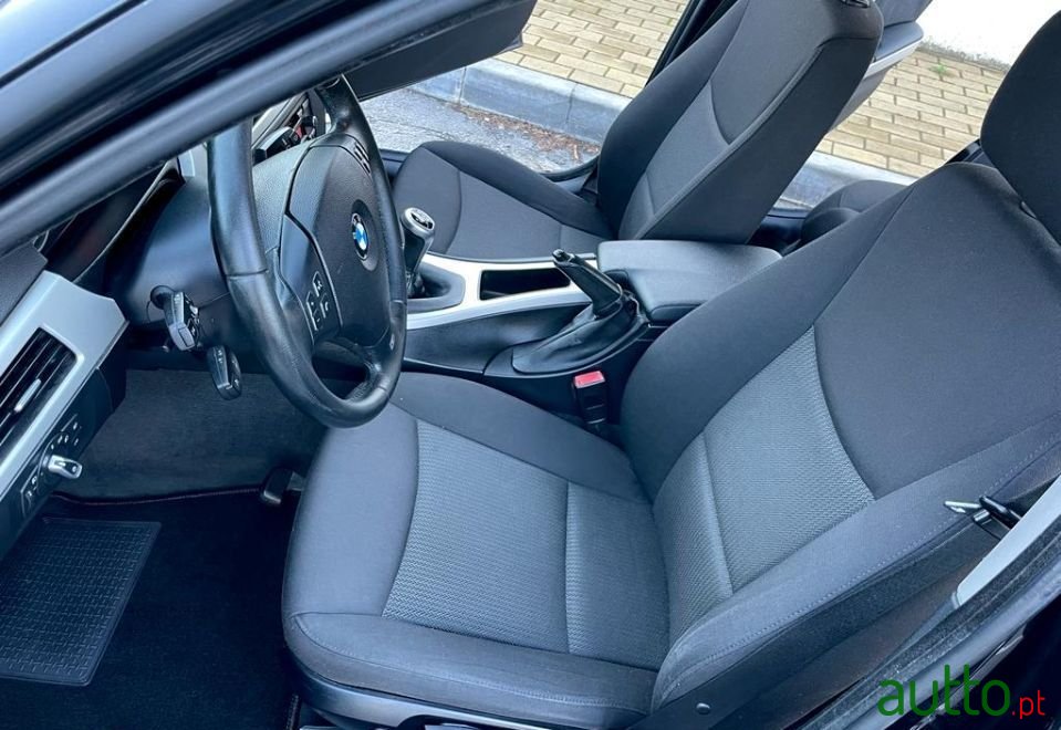 2009' BMW 320 Sport photo #5