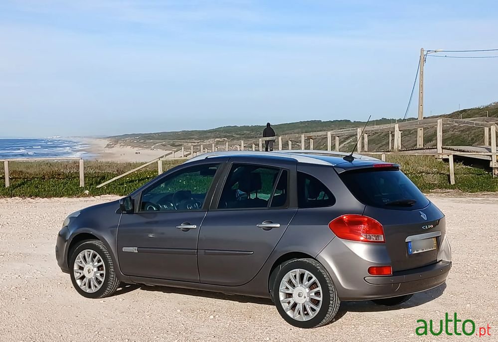 2011' Renault Clio Break photo #4