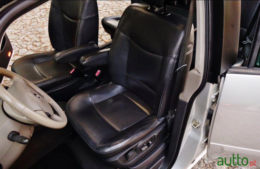 2005' Renault Grand Espace 2.2 dCi Luxe photo #2