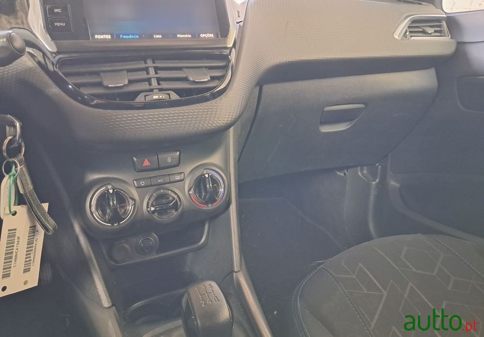 2018' Peugeot 2008 1.2 Puretech Style photo #6