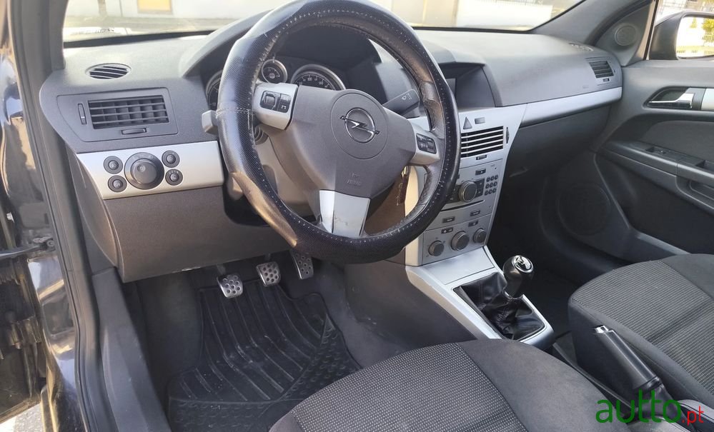 2008' Opel Astra Gtc 1.3 Cdti photo #6