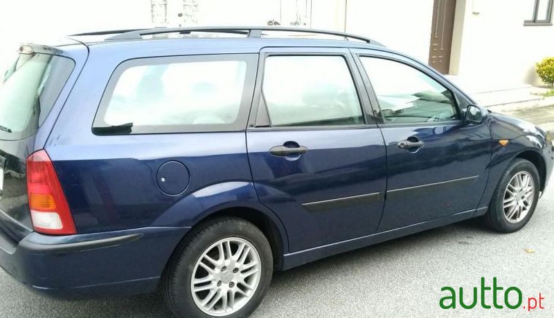 2002' Ford Focus Sw photo #2