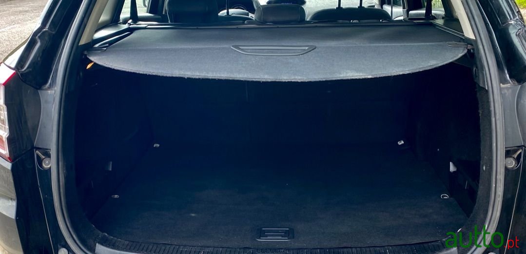 2011' Renault Megane Sport Tourer photo #4