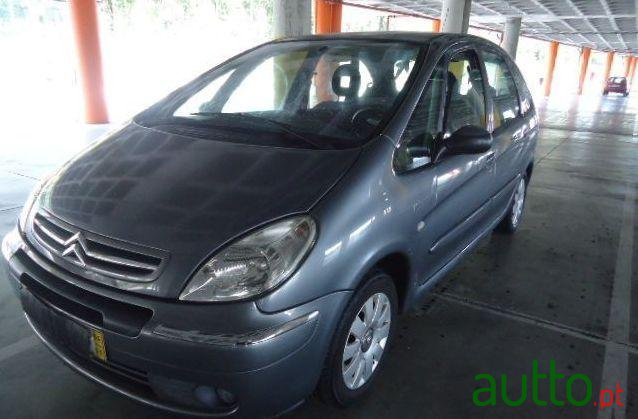 2004' Citroen Xsara Picasso 1.6 I Sx photo #2