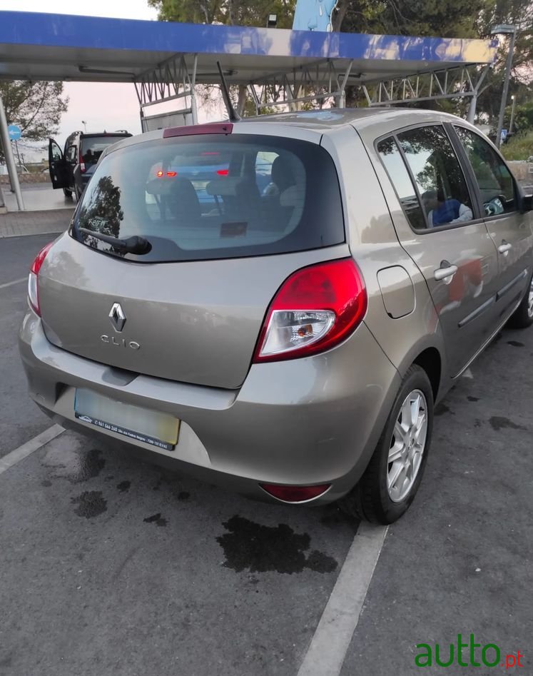 2010' Renault Clio photo #4