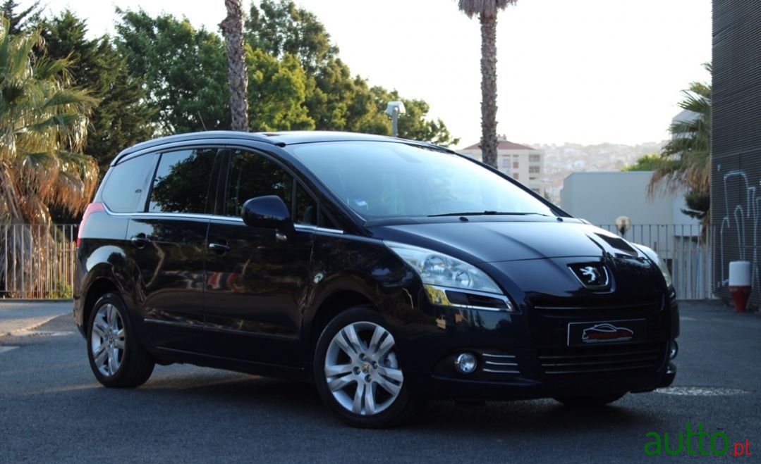 2010' Peugeot 5008 photo #2