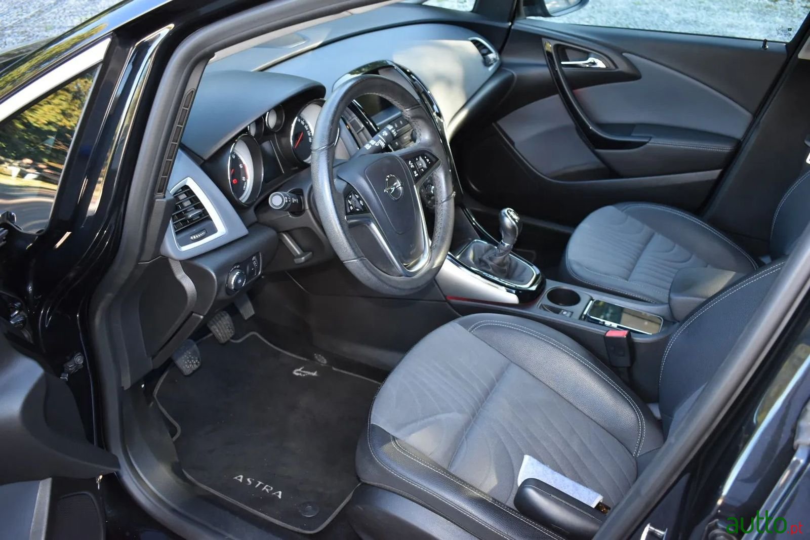 2015' Opel Astra photo #4