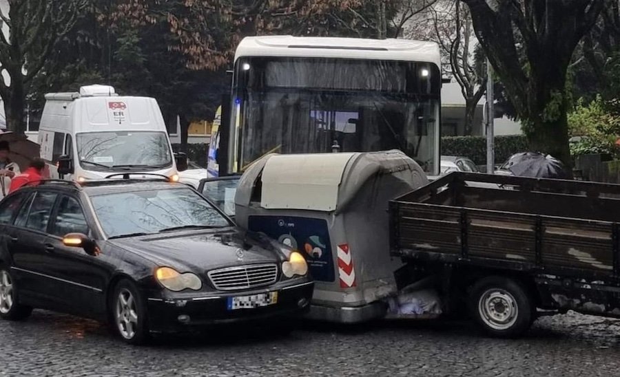 Aparatoso choque em cadeia entre quatro veículos junto a escola em Braga