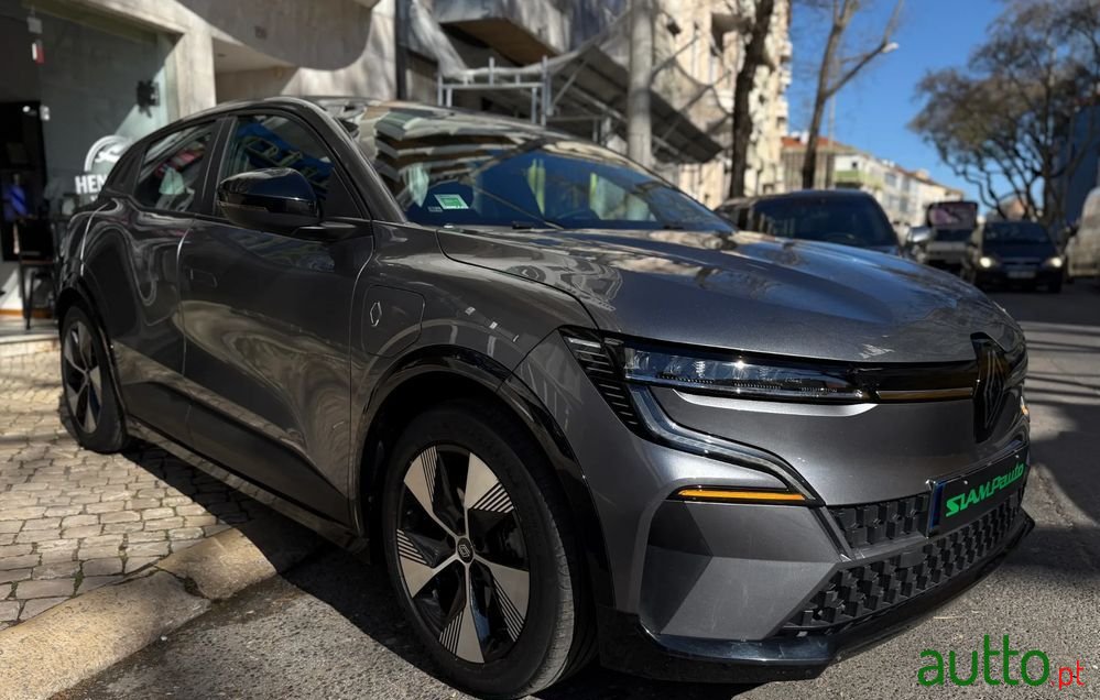 2023' Renault Megane E-Tech photo #2