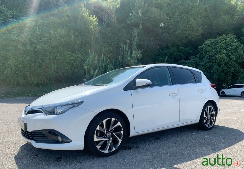 2016' Toyota Auris Sport photo #1