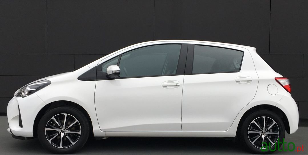 2020' Toyota Yaris Comfort photo #4