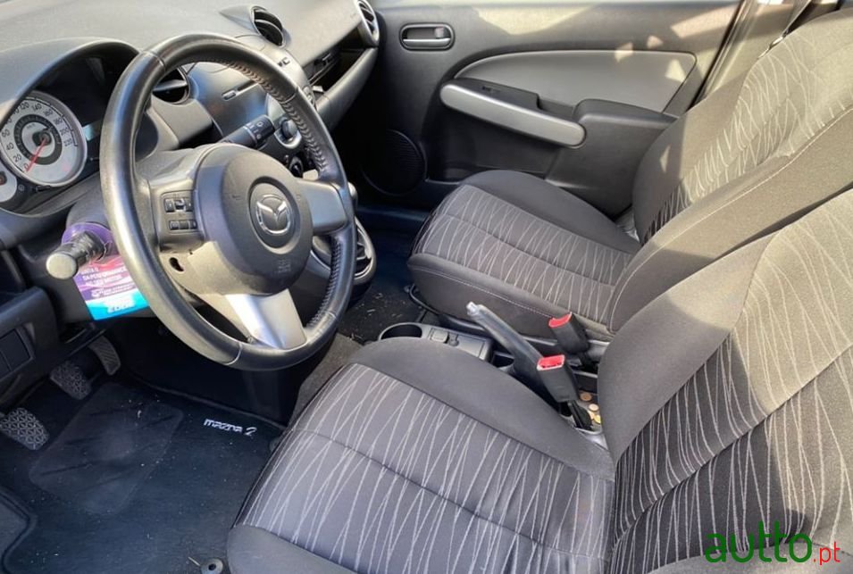 2010' Mazda 2 photo #3