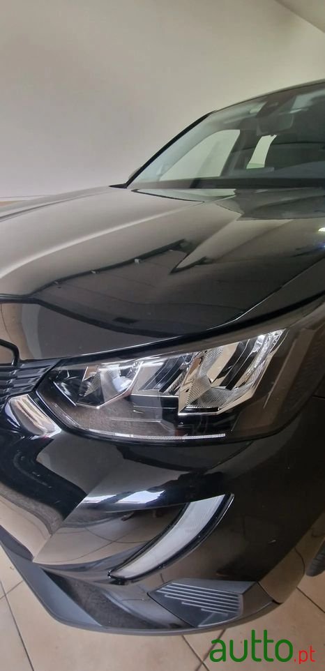 2020' Peugeot 2008 photo #2