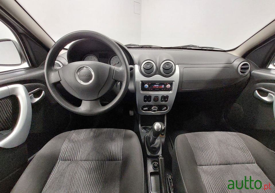 2011' Dacia Sandero photo #6