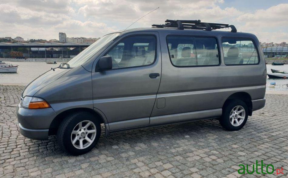 2000' Toyota Hiace photo #3
