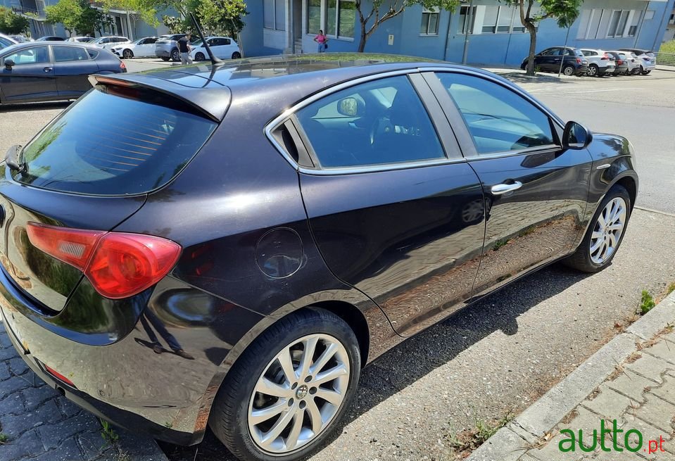 2013' Alfa Romeo Giulietta photo #3