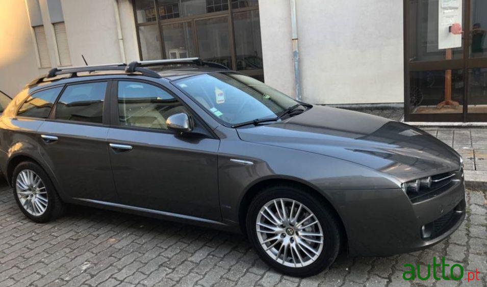 2011' Alfa Romeo 159 Sportwagon photo #1