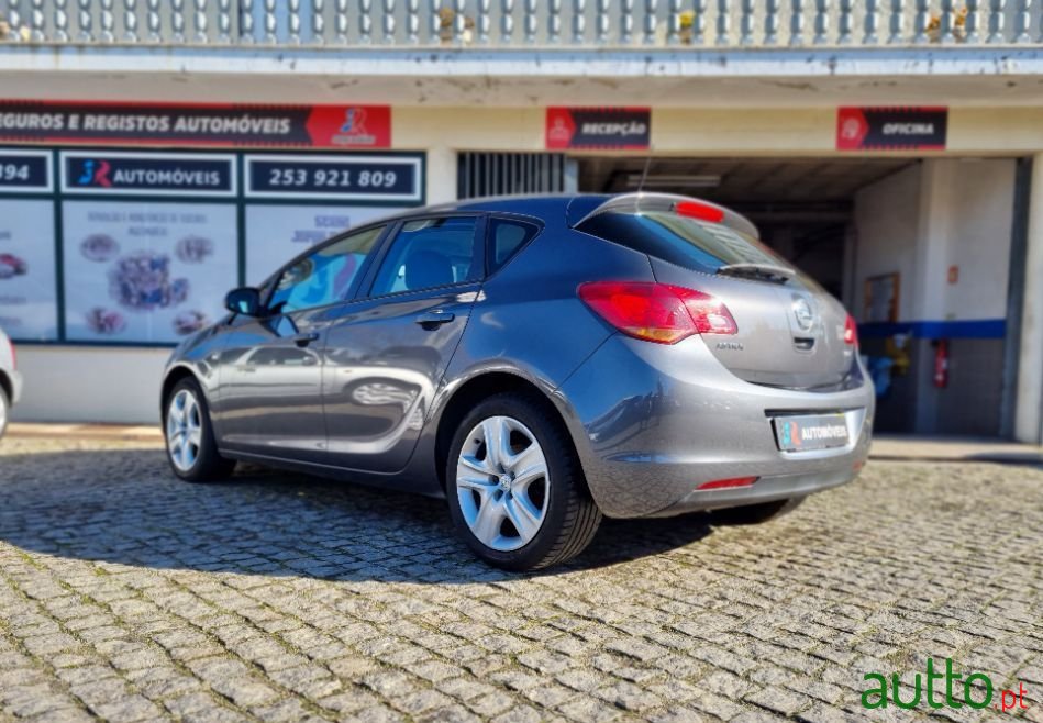 2012' Opel Astra photo #5
