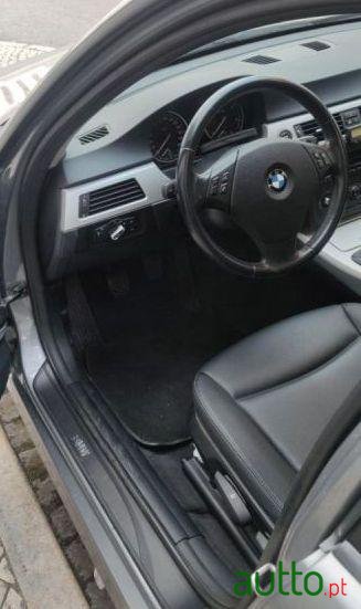 2011' BMW 318 Touring photo #3