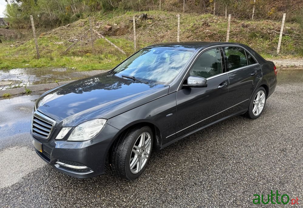 2011' Mercedes-Benz Classe E photo #1